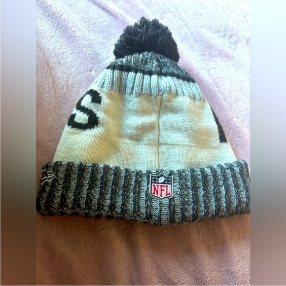 EUC New Era Raiders beanie hat. Worn once. - Picture 3 of 3